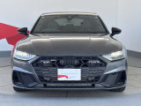 Audiの象徴であるシングルフレームグリルをよりワイドで低くシャープなデザインとすることでワイド&ローのフォルムを協調しています。