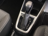 シンプルでとても使いやすいフロアシフトに、パーキングブレーキはハンドタイプのサイドブレーキです。