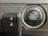 【キーレススタートシステム】カバンやポケットに入れたままでもドアの施錠・解錠が可能なスマートキーを装備。エンジンのオン・オフ時もカギを取り出す必要が無いからとっても便利です♪