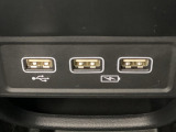 セレクトレバーの下に、スマートフォンなどの充電可能なUSB端子が2個、音源などの外部入力の可能なUSB端子が1個ついています。移動中に充電もできるので便利です。