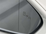 ブラインドスポットモニター(BSM)を装備しています。隣を走る車両が死角に入るとミラー内LEDインジケーターが点灯。さらに、ウィンカーを出すとインジケーターが光って点滅して注意を促してくれます。