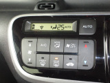 エアコンはオートエアコンでお好みの温度調整が出来、オールシーズン快適にドライブできます!リア席はプライバシーガラスで夏も涼しく過ごせます!