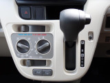 シフトとエアコンです。ダイヤル式のマニュアルエアコンになります。シンプルで使いやすい!