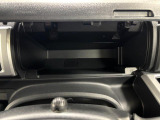 運転席側のインパネアッパーボックスは嬉しい収納!フタ付きなので小物が走行中に落ちる心配がありません♪