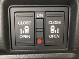 リアドアは乗り降りに便利な両側電動スライドドアです。また運転席に座っていながらスイッチ操作で自在にスライドドアを開け閉めできます。