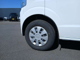 標準タイヤとホイールキャップ