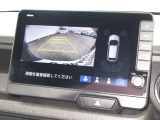 バックをするとき自動でリアの様子が映る『リアカメラ』付き! ナビ画面で確認しながらバックができますから安心ですね。でも、目視も大切ですよ!安全第一でお願いします!