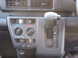 マニュアルエアコン装備。ダイヤルで調整ができます。ストレート式のインパネシフトです!