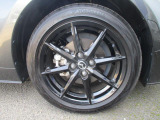 ロードスターにマッチした純正16インチアルミホイールです。