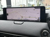マツダコネクトナビ場面です。ワイドで助手席、後席からも見えやすくなっています。