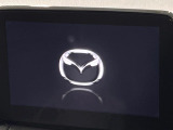 【マツダコネクト】車内の雰囲気にマッチした一体型タイプのディスプレイ。各種車輌設定やBluetooth再生等、様々な機能が楽しめます。専用SDカードのご購入で、ナビ機能も使用出来ます。