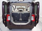 ラゲッジスペースはこれだけの広さが有ります。大きな荷物も楽々積めますね。