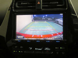 車両後方の映像を映すバックモニター。進路を確認しながら安全に車庫入れできます。