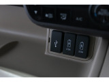 【USBチャージャー】車専用アクセサリー機器の接続や携帯機器の充電など幅広く便利にお使い頂けるUSBチャージャ装備車両です◎楽しいドライブにお役立て下さい◎
