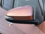 対向車や歩行者が認識しやすいサイドターンランプ付カラードドアミラー