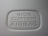 サイドカーテンエアバックシステムは、側面衝突時に大人から子供までさまざまな体格の乗員の頭部や頚部を広範囲で保護。特にセンターピラーへの頭部衝突を防ぐ展開性能を実現しています。