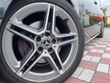 ●純正18インチアルミホイール:輸入車ならではの卓越した走りを支えるホイールと足回りです!日本車の走りに慣れている方にもぜひ体感して頂きたいほど、高いレベルでまとまっています!