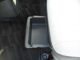 助手席の下にシートアンダートレイ。ちょっとした小物を入れるのに便利です。