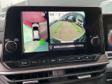 アラウンドビューモニターは4方のカメラで真上から車を見たようにモニターで確認ができる日産の自慢の装備です。是非実際の車で体感してみてください。