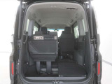3列目シートは左右独立で収納することができます。5人乗車状態でより多くの荷物を積むことができます。