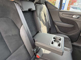 ドリンクホルダーとひじ掛けも広々で長時間のドライブも快適です。リアシート中央にはトランクスルーもありますので、スキー板や釣り竿などちょっとした長物も積みやすい設計です。