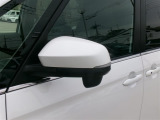 ターンランプ付きドアミラーはデザインだけでなく、他のドライバーや周囲の歩行者にもわかり易く視認性も十分な装備です。