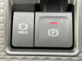 【電動パーキングブレーキ】パーキングブレーキは便利な電動式!ボタン一つで操作でき、アクセルを踏めば自動で解除されます♪レバーやペダルが無いので運転席廻りもすっきりしますね♪