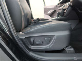 パワーシート搭載。微妙な調整が手軽にでき、ピッタリなポジションで運転することが可能です。