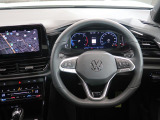 Volkswagen全車共通の上質な本革を使用した手触りのしっとりとしたステアリングです。唯一素肌が触れるハンドルは上位モデルと同じ握り心地になっております。