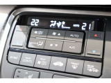 フルオートエアコンが装備されています!お好みの温度設定をするだけでエアコンの風量やモードの切り替えを自動でコントロールしてくれます!ユーザーの操作が少なく燃費走行にもつながります!