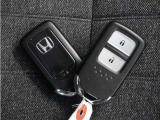 ◆スマートキー◆カギをバッグやポケットに入れたままでもドアロックの開閉ができる『スマートキー』付き!雨天や暗くなってもカギを取り出す必要がなくドアの開錠&エンジンも始動できます
