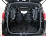 大きな開口幅で荷物を出し入れしやすいのが魅力のラゲージスペースです!リヤシートのシートバックの工夫で、更に積載容量が広くなり、よりたくさんの荷物の収納・長尺の荷物の収納が可能になります♪
