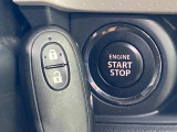 【キーレススタートシステム】カバンやポケットに入れたままでもドアの施錠・解錠が可能なスマートキーを装備。エンジンのオン・オフ時もカギを取り出す必要が無いからとっても便利です♪