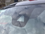 フロントガラスの上部には衝突軽減ブレーキの装置も付いており、より安全に運転を楽しんでいただくことができます。