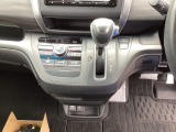 足元スッキリ、インパネシフトです。パーキングブレーキはフットブレーキタイプなので、運転席と助手席の間がスッキリしています。