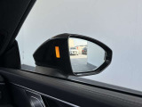 ●アウディサイドアシスト『後方の死角を並走する車両を検知しドアミラーの内側のLEDが点灯。ドライバーに注意を促し事故を未然に防ぐシステムです。』