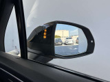 ●アウディサイドアシスト『後方の死角を並走する車両を検知しドアミラーの内側のLEDが点灯。ドライバーに注意を促し事故を未然に防ぐシステムです。』