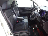 フロントシートはベンチシートで運転席と助手席の移動が楽々です。シートの高さも調整でき真ん中にはアームレストも装備されています!