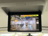 セカンドシートでは迫力の映像を楽しめるとともに、サードシートからでも見やすい11インチ大画面モニター。格納式なので車内の移動もスムーズです。