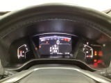 真ん中にスピードメーターを配した、見やすいメーターになっています。中央のインフォメーション画面でオドメーターや燃費などの情報を確認できます。