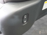リモコン、もしくは座席のスイッチで簡単電動操作♪ゆっくりと動きますので、お座りになられる方も安心です。