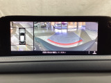 狭い場所での駐車やすれ違いなどでより的確な運転操作に役立つ360&deg;ビューモニターが装備されています。