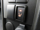 運転席にはシートヒーター機能が内蔵されています。暖房が効いてくる前に暖かくなる嬉しい装備です。