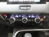 オートエアコンは左右席で独立温度コントロールが可能です。運転席はキンキンに冷やして助手席はマイルドにと言った設定が可能です☆暑さ寒さでケンカすることもなくなりますね♪