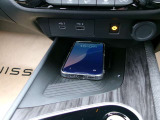 ワイヤレス充電器(メーカーオプション)。Qi規格対応スマートフォンの充電器を、センターコンソールに装備。USBコードを接続することなく、手軽に充電出来ます。
