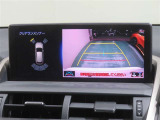車両後方の映像を映すバックモニター。進路を確認しながら安全に車庫入れできます。