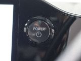 スマートキーを携帯していれば、ブレーキを踏みながらパワースイッチを押すだけで、ハイブリッドシステムが始動します。