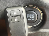 【キーレススタートシステム】カバンやポケットに入れたままでもドアの施錠・解錠が可能なスマートキーを装備。エンジンのオン・オフ時もカギを取り出す必要が無いからとっても便利です♪