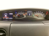 スピードメーターとタコメーターを大きく配した見やすいメーター部になっています。左側のインフォメーション画面でオドメーターや燃費などの情報を確認できます。