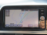 純正ナビを装備。タッチパネル式で使いやすく、お出かけもラクラクです。
